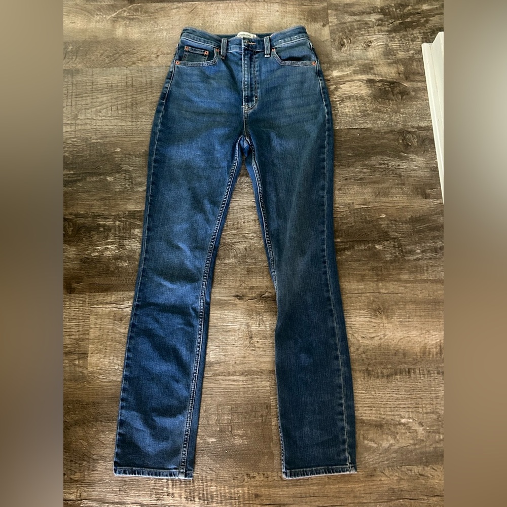 Women’s Abercrombie & Fitch Slim Straight Ulta High Rise Jean (SIZE 25/0) 🩷